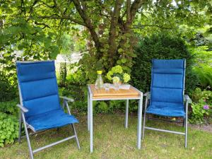 two chairs sitting next to a table and a table and chairs at Ferienwohnung Reiners in Schneverdingen