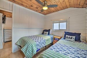 Posteľ alebo postele v izbe v ubytovaní Charming Tiny Cottage with Crooked Lake Access!