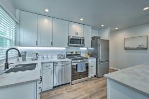 Köök või kööginurk majutusasutuses Mod San Diego Apt with Patio - Walk to Harbor!