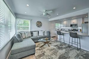 Köök või kööginurk majutusasutuses Mod San Diego Apt with Patio - Walk to Harbor!