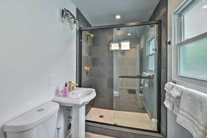 Vannituba majutusasutuses Mod San Diego Apt with Patio - Walk to Harbor! +16 fotot