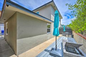Rõdu või terrass majutusasutuses Mod San Diego Apt with Patio - Walk to Harbor!