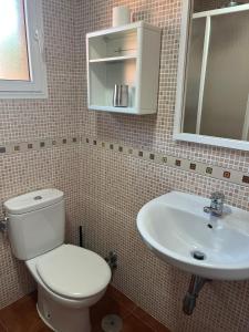 łazienka z toaletą i umywalką w obiekcie Relaxing vacation at the beach w Maladze