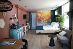 - un salon avec un lit et une table dans l'établissement B&B verDRAAId fijn, à Dordrecht