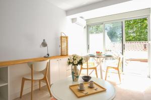 cocina blanca con mesa y sillas en Apartment with terrace facing the beach - Welkeys, en La Seyne-sur-Mer