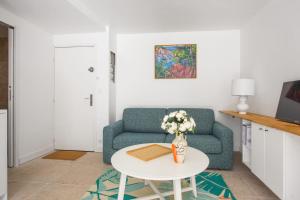 sala de estar con sofá azul y mesa en Apartment with terrace facing the beach - Welkeys, en La Seyne-sur-Mer