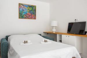 Un pat sau paturi într-o cameră la Apartment with terrace facing the beach - Welkeys