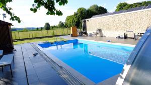 una piscina de agua azul en un patio en Fafa Home with Pool, en Essen