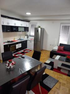 una cucina e un soggiorno con tavolo e frigorifero di Apartment Martin a Ohrid