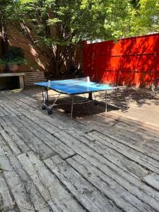 Fasilitas tenis meja di Ravissant loft avec parking souterrain gratuit sur place