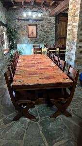 uma grande mesa de madeira com cadeiras à volta em Casa Regueirín em Lugo