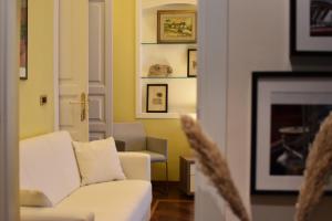 A seating area at queen 24