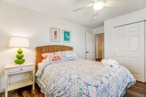 1 dormitorio con cama y puerta blanca en Beach to Bay Getaway, en Anna Maria