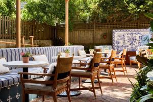 un grupo de mesas y sillas en un patio en Blue Iris by Life House, en Nantucket