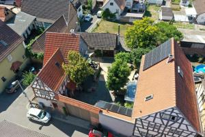 een uitzicht op een huis met een zonnedak bij 70 qm Studio mit Ausblick in Groß-Umstadt