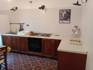 Kuchyň nebo kuchyňský kout v ubytování Villa 20 m.dal mare