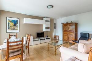 ein Wohnzimmer mit einem Sofa und einem Tisch in der Unterkunft Appartement Georges - Welkeys in La Rochelle