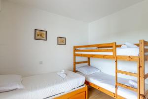 Zimmer mit 2 Etagenbetten und einer Leiter in der Unterkunft Appartement Georges - Welkeys in La Rochelle