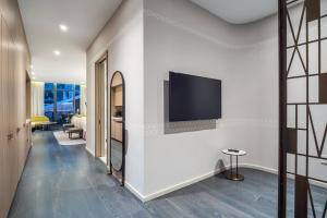 TV a/nebo společenská místnost v ubytování Suites at SLS Lux Brickell managed by CE