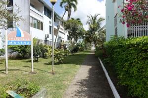 A garden outside Studio Marina pointe du bout vue sur le port