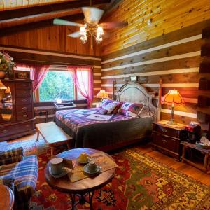 - une chambre avec un lit et un mur en bois dans l'établissement Creekwalk Inn Bed and Breakfast with Cabins, à Cosby