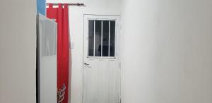 una puerta blanca con una ventana en una pared blanca en Vientos del Sur, en La Rioja 10 fotos más