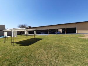 Un campo grande con una carpa frente a un edificio. en Vientos del Sur, en La Rioja