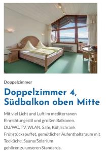 Ein Flyer für ein Schlafzimmer mit einem Bett in einem Zimmer in der Unterkunft Weinberghof in Hagnau