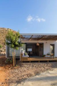 uma casa com um deque de madeira em frente em wecamp Cabo de Gata em Las Negras