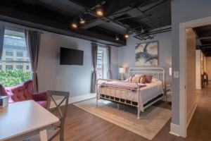 a bedroom with a bed and a living room at Contemporary flat at The Maddox in Nashville