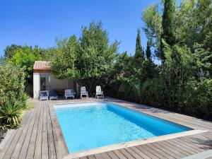 - une piscine avec une terrasse et des chaises dans la cour dans l'établissement Villa avec piscine privée, à Allauch