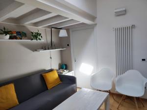 a living room with a couch and a table at Santa Marta Rooms - Via Roma 23 in Vernazza