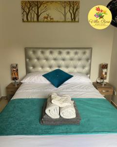 a bedroom with a bed with two towels on it at Apartasol Villa Rosa, Reserva de la Colina, La Tebaida, Quindio in La Tebaida