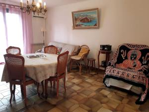 Petreto-BicchisanoにあるBeau F4 petreto-Bicchisanoのリビングルーム(テーブル、椅子付)