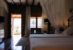 リオパルにあるChorros del Río Mundoのベッドルーム1室(ベッド1台、大きな窓付)
