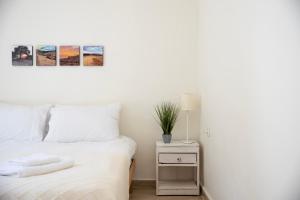 ein Schlafzimmer mit einem Bett und einem Nachttisch mit einer Lampe in der Unterkunft רגע ערבה in ‘En Yahav