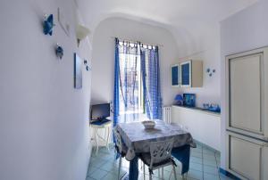a small kitchen with a table and a window at B&B Viacampo6 in Atrani