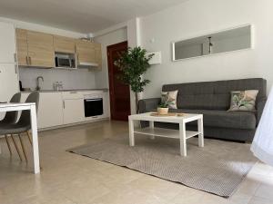 uma sala de estar com um sofá e uma mesa em Increíble apartamento en pleno centro de Arrecife em Arrecife