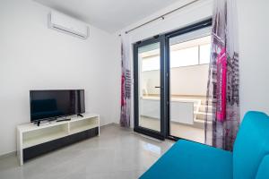 TV a/nebo společenská místnost v ubytování Villa Laura View