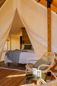 um quarto com uma cama numa tenda em wecamp Cabo de Gata em Las Negras