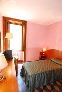 a hotel room with a bed and a window at Fiò & Giò in Varenna