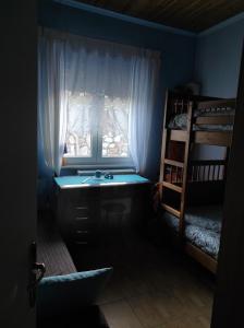 een blauwe kamer met een wastafel en een raam bij Countryside Cottage with Garden & Lake View in Peraía
