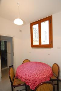 a dining room with a table and chairs and a window at Fiò & Giò in Varenna