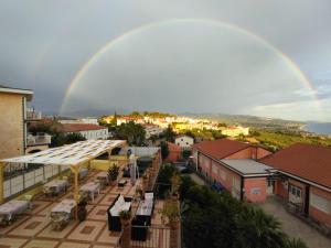 カザール・ヴェリーノにあるLa Voce del Mareの都市上空の虹