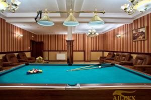 Biliár nebo kulečník v ubytování Hotel - Dworek Tryumf
