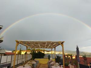 カザール・ヴェリーノにあるLa Voce del Mareのパティオ(テーブル付)に虹
