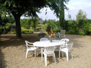 Vonkajšia záhrada v ubytovaní Gîte familial près de la Loire avec grand jardin, parking privé, proche Saumur et activités nautiques - FR-1-622-40