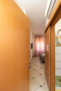 una puerta abierta a un pasillo con una habitación en Vitti's Home Verona 3 en Verona