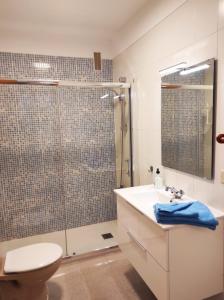 un bagno con doccia, WC e lavandino di Almichara a El Médano