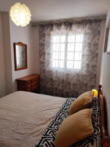 una camera da letto con un letto grande e una finestra di Almichara a El Médano